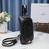 BALLY กระเป๋าคาดอกใบเดียวคลาสสิกกระเป๋าผู้ชายลำลองผู้ชายหนังวัวลายกระเป๋าสะพายไหล่