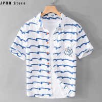 JPQQ Store เสื้อแขนสั้นลายทางแฟชั่นฤดูร้อนใส่สบายผ้าฝ้ายบริสุทธิ์เยาวชนยอดนิยมชายทะเลสุดหล่อเสื้อเชิ้ตผู้ชายสีขาว330