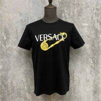 Versaceis เสื้อสวมหัวคอกลมฤดูร้อนแฟชั่นผู้ชายแขนสั้นแฟชั่นสไตล์ยุโรปและอเมริกาเสื้อครึ่งแขนยาว