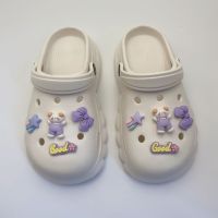 Crocs Jibbitz อุปกรณ์เสริมรองเท้าชุดหมีสายสีม่วงน่ารักแบบ DIY ถอดได้รองเท้าหัวเข็มขัดดอกไม้สำหรับ Crocs