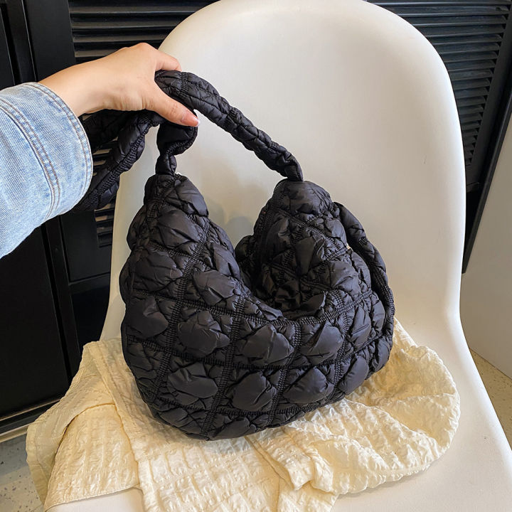 กระเป๋าสีทึบใต้วงแขนมีลายลายตาข่ายสำหรับผู้หญิงกระเป๋าสะพายไหล่ใหม่กระเป๋าสะพายข้างกระเป๋าถุงผ้านวม