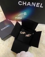 M.IEW CHANEL ต่างหูตัวอักษรโลหะ