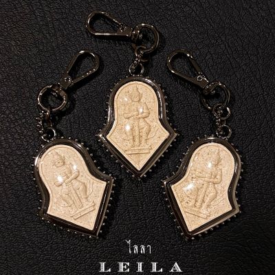 Leila Amulets ท้าวเวสสุวรรณ เนื้อผงมวลสาร ปี 57 วัดจุฬามณี (พร้อมพวงกุญแจฟรีตามรูป)