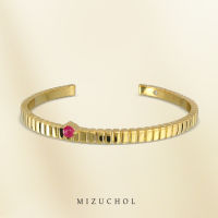 Mizuchol-กำไลเงินแท้ชุบทองคำแท้ 18K ประดับพลอยทัมทิม ด้านหลังประดับพลอย White Topaz Fuchsia Bangle