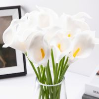 【LZ】☍☍  Flores artificiais brancas Calla Lily Bouquet de casamento nupcial PU Fake Flower Decoration Casamento Home Party Decor 3 5Pcs