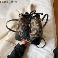 QUANJI Store กระเป๋าทรงถังพิมพ์ลายเสือดาวสำหรับผู้หญิง2021การถ่ายทอดสดทางอินเทอร์เน็ตใหม่ดาราดังแฟชั่นอินเทรนด์ Ins กระเป๋าสะพายข้างคล้องไหล่