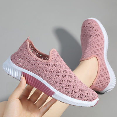 รองเท้าลำลองเล่นกีฬาวิ่งของผู้หญิงรองเท้าตาข่ายระบายอากาศแบบ Flyknit สำหรับเดินทางรองเท้าผู้หญิงใหม่ฤดูร้อน2023