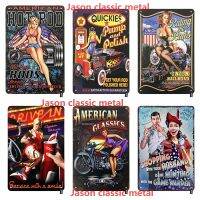 Hot Rod Pin Up Girls Tin Logo หญิงสาวเซ็กซี่นั่งบนเสาผู้ชายโลหะดีบุกโลโก้ผู้หญิงผนังศิลปะตกแต่งบ้านบาร์คลับคาเฟ่ 20 * 30 ซม