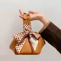 พร้อมส่งจากไทย? Austin Handbag 127 กระเป๋าถือ และสะพาย Crossbody กระเป๋าสามารถทำเป็นทรงเหลี่ยมและทรงจีบได้ มีโบว์ผูกแถม