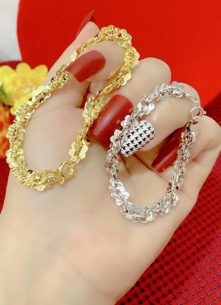 Lắc tay nữ mạ vàng 24k Hàn Quốc sẽ khiến bạn toát lên phong cách quý phái và sang trọng. Nhờ sự kết hợp tinh tế giữa chất liệu vàng 24k và đá quý, sản phẩm có giá trị và nét đẹp khó cưỡng lại. Hãy sở hữu ngay món trang sức tuyệt đẹp này.