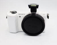 Sony A5000 Sony A5000 ตัวกล้อง กล้องคอมแพค α5000 การเชื่อมต่อแบบ Wi-Fi® และ NFC ทำให้คุณสามารถถ่ายโอนภาพถ่ายหรือภาพยนตร์ ไปยังสมาร์ทโฟนหรือแท็บเล็ต Android เป็