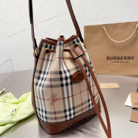 กระเป๋าสะพายไหล่ทรงถัง TOP.1Burberrys แบบเชือกรูดสำหรับผู้หญิงกระเป๋าส่งเอกสารกระเป๋าสะพายข้างผู้หญิงกระเป๋าหนังสังเคราะห์ของแท้