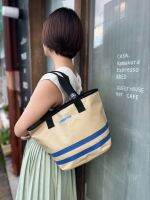 กระเป๋ากันน้ำ รุ่น Retro มีกระเป๋าตาข่ายด้านใน มีตัวล็อกกันของหล่น