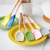 France cool color Le Creuset ซิลิโคนขูดแปรงน้ํามันด้ามยาวไม่ติดกระทะ เหล็กเคลือบทนต่อรอยขีดข่วน