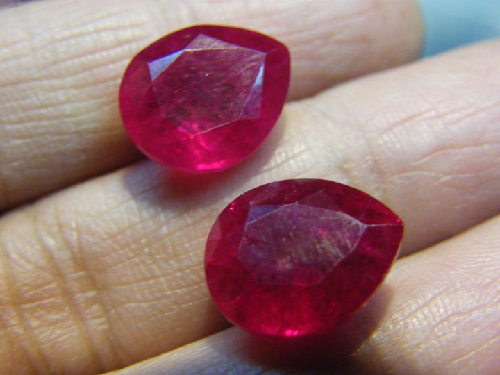 lab-made-created-ruby-top-gemstone-ทับทิมของเทียม-สีแดง-2-เม็ด-ขนาด-13x11-มิล-pear-18-กะรัต