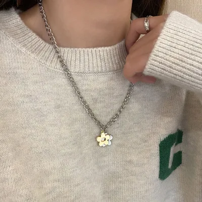 [COD] Cold style gold and silver contrast flower necklace female ins hip hop hot girl light luxury niche design sense sweater chain accessories