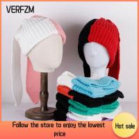 VERFZM SHOP หูกระต่ายหู หมวกขนสัตว์ถัก สีประกบกัน น่ารักน่ารักๆ หมวกให้ความอบอุ่น บุคลิกภาพที่ดี การออกแบบเฉพาะ หมวกบีนนี่หูยาว ผู้ชายผู้หญิงฤดูใบไม้ร่วงฤดูหนาว