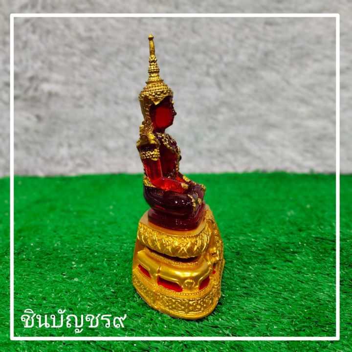 ศูนย์รวมศาสตร์-พระแก้วมณีรัตนโชติ-พระแก้วฤดูร้อน-สีแดง-ลงสีทอง-งานพรีเมี่ยม-ตั้งบูชา-ขนาดหน้าตัก-3-นิ้ว