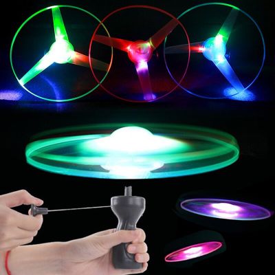 จานบินมีสายดึงเรืองแสงสำหรับเด็กไฟ LED ของเล่นบินได้หมุนได้สำหรับกลางแจ้งแฟลชจานบิน UFO เกมเพื่อการเรียนรู้ก่อนวัย