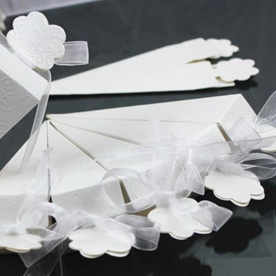 100pcs Ice Cream Tip Cone Shape Gift Box White Paper Ribobn Candy Dragees Wedding Favor Gift Chocolate Cake Packaging Paper Bags Tapestries Hangings
