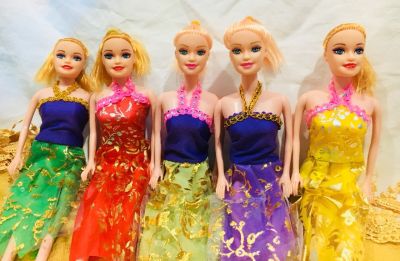 ตุ๊กตาบาร์บี้ ตุ๊กตาผู้หญิง ขนาดสูง 27 เซติเมตร Barbie Doll (แพ็คละ 5 ตัว คละแบบ)