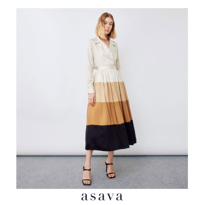 asava-aw22-asava-color-gradient-flare-skirt-กระโปรงผู้หญิง-จับรูดเอว-ปลายบาน-ตัดต่อผ้าลายทางไล่สี-ซิปหลัง