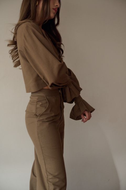 fablab-dunne-ruffle-crop-brown-เสื้อครอปคอวีผ้าลินิน