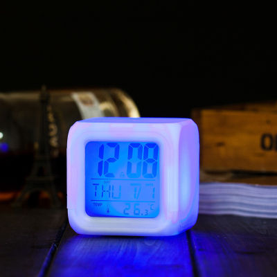 นาฬิกาปลุกเปลี่ยนสีที่มีสีสัน บ้านสร้างสรรค์สี่เหลี่ยมสีขาวนาฬิกาปลุกขนาดเล็ก LED นาฬิกาปลุกอิเล็กทรอนิกส์เรืองแสง pdo