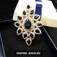 INSPIRE JEWELRY  จี้พร้อมเป็นเข็มกลัดได้ในตัว ฝังพลอยนิล และฝังเพชรสวิส งานจิวเวลลี่ พร้อมกล่อง ขนาด6x5cm