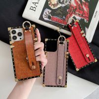 [ใหม่2023] สายรัดข้อมือเคสโทรศัพท์จระเข้รูปทรงสี่เหลี่ยมสำหรับ Iphone 14 13 12 11 Pro MAX XR MAX XR X 7 8 6S Plus ปกหนัง PU