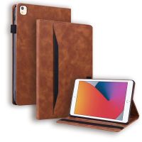 เคสหนังฝาพับแบบแนวนอนกันกระแทกสำหรับ iPad 10.2 2019 &amp; 2020 / Pro 10.5นิ้วพร้อมช่องใส่บัตร &amp; ช่องเสียบกรอบรูปและปากกาและฟังก์ชัน Sleep/ ตื่นนอน (สีแดง)