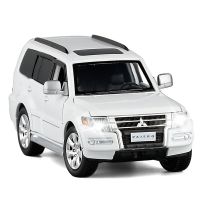 Pajero รถจำลองแบบเปิดคอลเล็กชันเด็กรถ Pajero ของเล่นประตูโลหะผสมของขวัญสำหรับเด็กของเล่นแท้ V97รถและรีโมทคอนโทรลอิเล็กทรอนิกส์