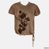 USED - Brown Floral Blouse | เสื้อแขนสั้นสีน้ำตาล ลายปัก ลายดอก โบว์ ทำงาน ทรงใหญ่ สาวอวบ มือสอง