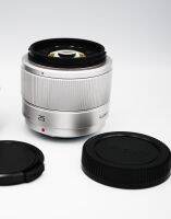 Panasonic LUMIX G 25mm F/1.7 เลนส์ความเร็วสูง F1.7 ให้เอฟเฟ็กต์โบเก้ที่สวยงามเพื่อการถ่ายภาพที่น่าประทับใจและสร้างสรรค์ได้มากขึ้น เมื่อประกอบกับระยะโฟกัส 50 มม. (เทียบเท่ากล้อง 35 มม.) ซึ่งใกล้เคียงกับมุมมองภาพและมุมมองของสายตามนุษย์ เลนส์นี้จึงเหมาะสำหรั