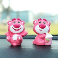 TKC28 หมีฮักกิน ของเล่นฟิกเกอร์ lotso หมีสตรอเบอร์รี่ เรซิน รูปหมีสตรอเบอร์รี่ ของเล่นฟิกเกอร์ สีชมพูอมชมพู ของตกแต่งรถหมี อุปกรณ์ตกแต่งรถยนต์