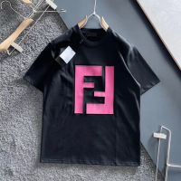 FENDI เสื้อยืดแฟชั่นแขนสั้นอเนกประสงค์และทันสมัย,เสื้อยืดแฟชั่นสำหรับทั้งหญิงและชายคุณภาพสูงพิมพ์โลโก้คลาสสิกกับผู้ชายคอกลมอินเทรนด์