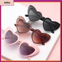 SISHU เครื่องประดับสำหรับผู้หญิง Clout Goggle ผู้หญิง แว่นกันแดดหัวใจรัก ป้องกัน UV400 แว่นกันแดดวินเทจ แว่นตา แว่นกันแดดรูปหัวใจ