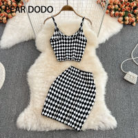 PEAR DODO ชุดเสื้อและกระโปรงผ้าพันสะโพกลายหมากรุกคอวีสำหรับผู้หญิง (สั่งแยกต่างหาก)