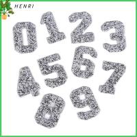 HENRI 20PCS 2.3นิ้วค่ะ แผ่นเหล็กตัวเลขพลอยเทียม คริสตัลพลอยเทียม เงินสีเงิน ศิลปะการปะติดตัวอักษรระยิบระยับ งานฝีมือการเย็บ 0-9ตัวอักษรเย็บบนแพทช์ สำหรับเสื้อผ้า DIY