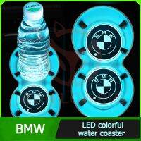 แผ่นถ้วยน้ำเสื่อกรูฟ Selimut Mobil ถาดรองแก้วน้ำรถไฟ Led สีสันสดใสสำหรับ BMW 1 2 3 4 5 6 7 SeriesX1 X4 X3 X5 X6 F30 F34 F10 F20 G30 F15 F16 E34 E60 E90ที่รถ