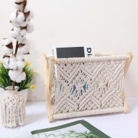 YANGS เชือกฝ้าย Macrame ชั้นยืน สไตล์คันทรี การตกแต่งบ้าน ผู้จัดงาน ตะกร้าเก็บของ ชั้นวางนิตยสารไม้ ผู้ถือหนังสือพิมพ์ ชั้นเก็บของทอ