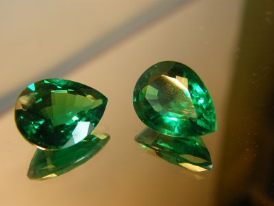 มรกต พลอย Columbia โคลัมเบีย Green  Emerald  very fine lab made PEAR shape 10x7 มม mm...4 กะรัต carats (2 เม็ด carats ) รูปหยดน้ำ (พลอยสั่งเคราะเนื้อแข็ง)