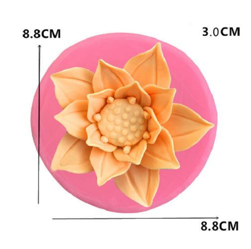 Bạn là một người yêu thích nghệ thuật làm bánh, và khuôn silicon thạch bánh mẫu giúp bạn thỏa sức sáng tạo. Hãy cùng xem hình ảnh về khuôn silicon với hoa sen 5 cánh, bạn sẽ đắm chìm trong vẻ đẹp mềm mại và tinh tế củahoa sen.