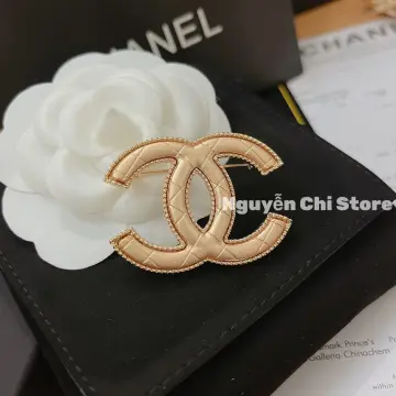 Làm thế nào để chọn lựa tag cài áo Chanel phù hợp với phong cách cá nhân?
