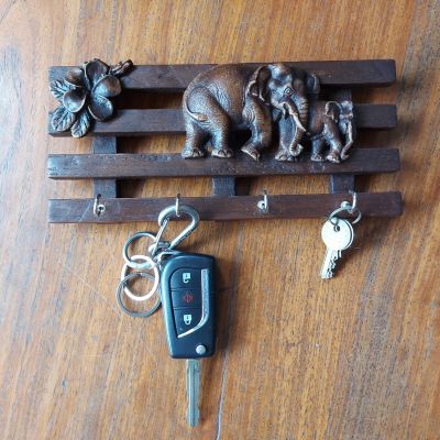 ทีแขวนกุญแจไม้สัก ช้างสองตัว มีที่แขวนกุญแจสี่ช่องเป็นงานแฮนด์เมคสไตล์วิลเทจสวยหรูเหมะแขวนกุญแจหรือตามวัสถุประสงค์ในราคาเบา 75 บาทน