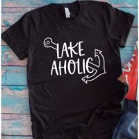 2023ใหม่ Lakeaholic Lake ผ้าฝ้ายสีดำเสื้อยืดของขวัญวันแม่ฤดูร้อน T-Shirt