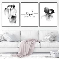 ○ รูปภาพสำหรับ Wall Art ภาพวาดผ้าใบพิมพ์สีดำและสีขาวสีน้ำคู่รักโปสเตอร์สำหรับห้องนอนตกแต่งบ้าน