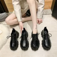 รองเท้าหนังสีดำขนาดเล็กผู้หญิงสไตล์อังกฤษ 2022 ใหม่ทั้งหมดตรงกับรองเท้าแพลตฟอร์มส้นหนาแฟชั่นรอบนิ้วเท้ารองเท้า รองเท้า ผู้หญิง