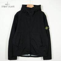 STONE ISLAND เสื้อแจ็กเก็ตกันลม แต่งซิป กันน้ํา เหมาะกับใส่กลางแจ้ง แฟชั่นคู่รัก สําหรับผู้ชาย และผู้หญิง QC7311702