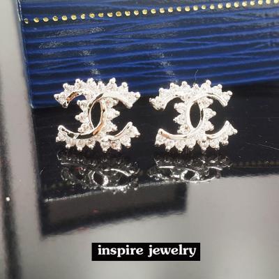 Inspire Jewelry ,ต่างหูรูปตัวซีไขว้ ต่างหูรูปตัวซีไขว้ size1cm. เพชรCZ คุณภาพเกรดพรีเมี่ยมงาน Design จิวเวลลี่หรู งานจิวเวลลี่แบบร้านเพชร สวยหรู